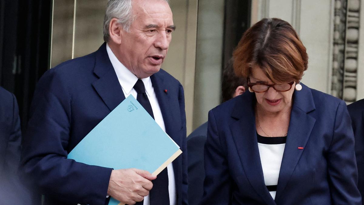 El exprimer ministro francés, François Bayrou, y la ministra de Agricultura y Soberanía Alimentaria, Annie Genevard.