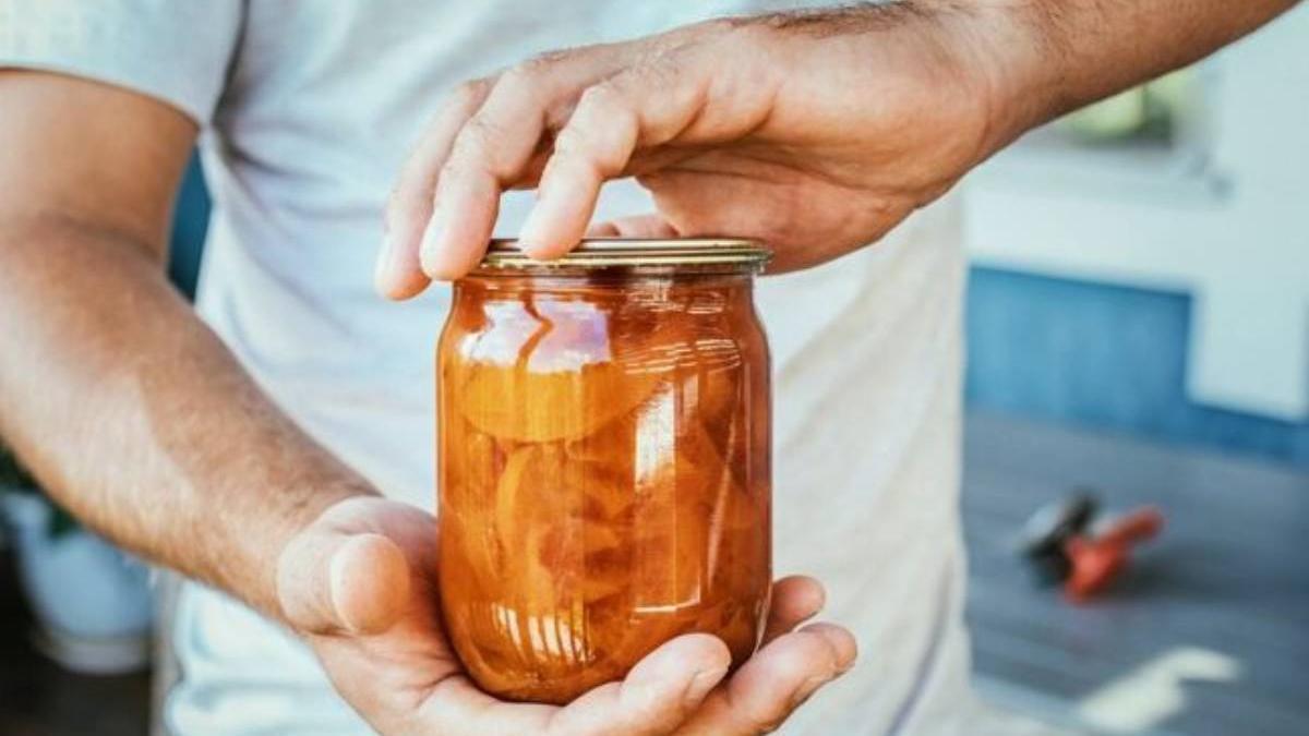 Las tapas a rosca, aunque prácticas para conservar alimentos, se convierten con frecuencia en auténticos desafíos.