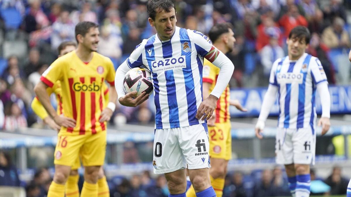 Mikel Oyarzabal se dispone a lanzar y marcar un penalti durante el Real-Girona (2-2) del pasado mayo en Anoeta. / RUBEN PLAZA