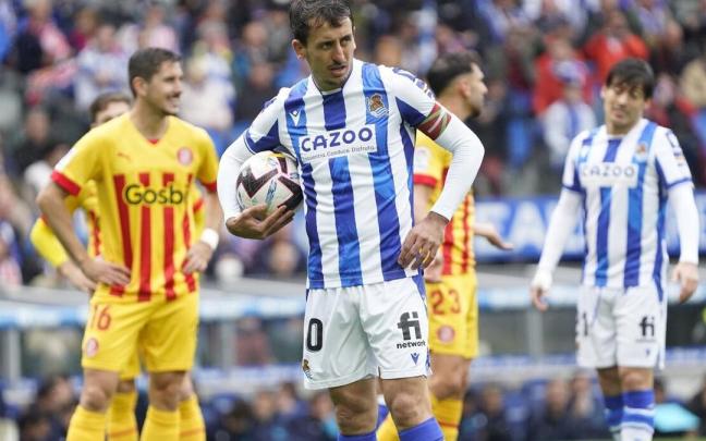 Mikel Oyarzabal se dispone a lanzar y marcar un penalti durante el Real-Girona (2-2) del pasado mayo en Anoeta. / RUBEN PLAZA