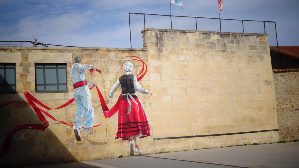 El decorado frontón al aire libre de Maestu.