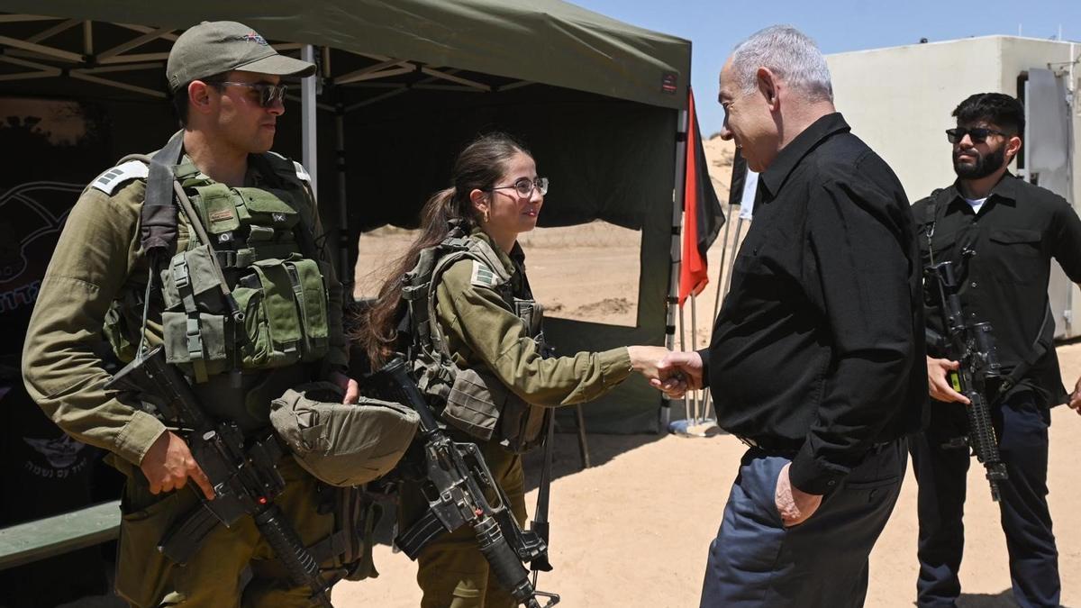 Netanyahu saluda a una soldado israelí en la Franja de Gaza.