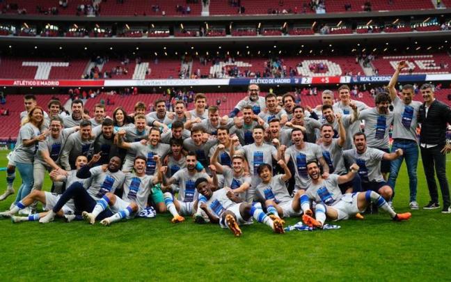Jugadores y cuerpo técnico de la Real posan con camisetas que celebraban la clasificación para la Champions. / N.G.