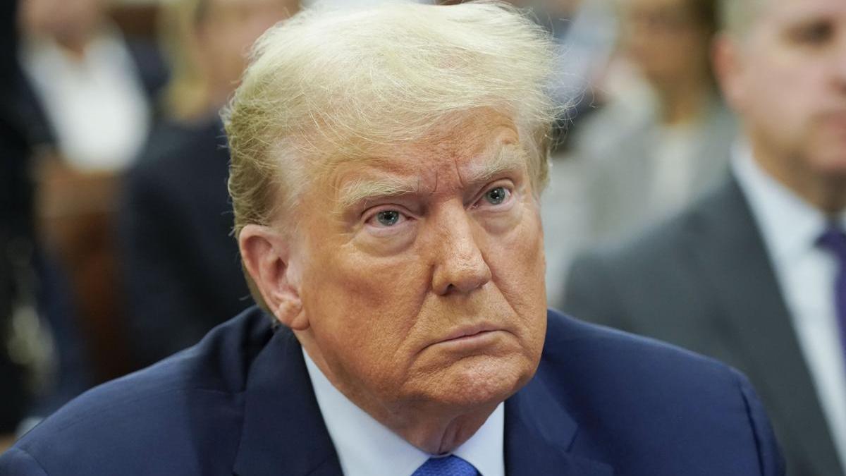 Trump, con gesto serio durante su comparecencia ante el juez.
