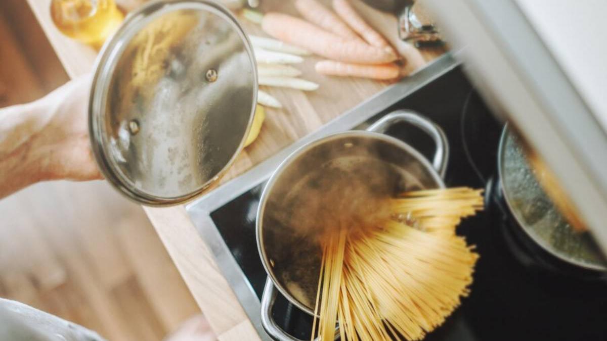 Por qué no deberías tirar el agua de cocción de la pasta y la sorprendente forma de utilizarlo