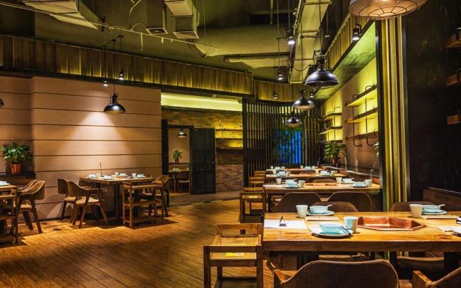 Un restaurante vacío listo para recibir a los clientes.