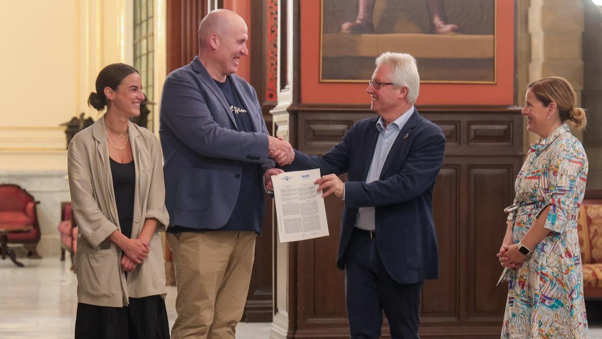 La responsable de Comunicación de la Asociación de Hostelería de Gipuzkoa,Uxoa Aramendi, el miembro de la Junta Directiva, Ibon Leunda, el diputado foral de Sostenibilidad, José Ignacio Asensio, y la directora foral de Transición