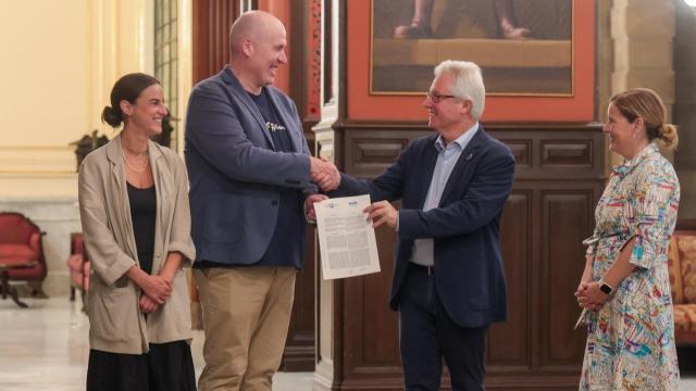 La responsable de Comunicación de la Asociación de Hostelería de Gipuzkoa,Uxoa Aramendi, el miembro de la Junta Directiva, Ibon Leunda, el diputado foral de Sostenibilidad, José Ignacio Asensio, y la directora foral de Transición