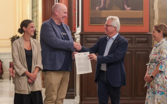 La responsable de Comunicación de la Asociación de Hostelería de Gipuzkoa,Uxoa Aramendi, el miembro de la Junta Directiva, Ibon Leunda, el diputado foral de Sostenibilidad, José Ignacio Asensio, y la directora foral de Transición