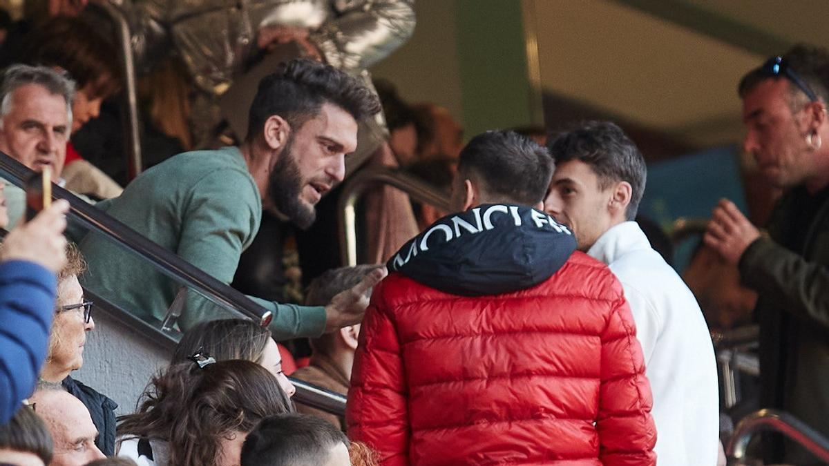 Roberto Torres, en la grada de El Sadar para ver el Osasuna-Villarreal.