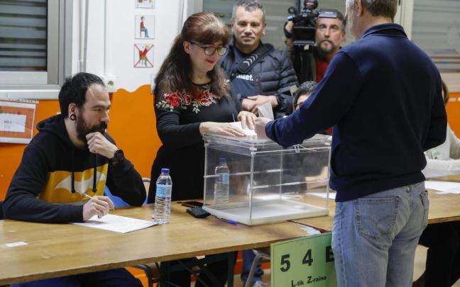 Un hombre ejerce su derecho al voto en un colegio electoral en Durango.