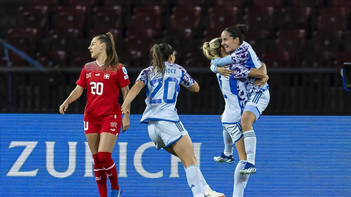 Oihane Hernández celebra con Alexia Putellas su gol al inicio del partido.