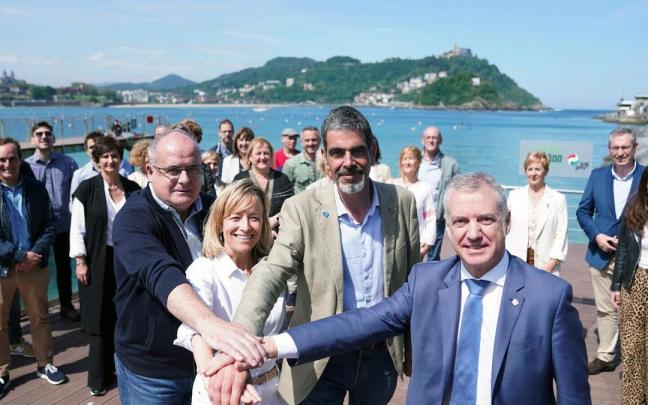 El lehendakari en el acto en Donostia con los candidatos del PNV a la alcaldía y a Juntas Generales.