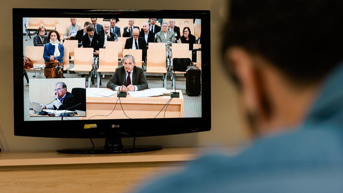 Pantalla en la sala de prensa muestra a Jordi Pujol Ferrusola declarando en la Audiencia Nacional.