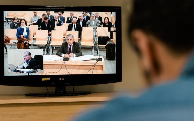 Pantalla en la sala de prensa muestra a Jordi Pujol Ferrusola declarando en la Audiencia Nacional.