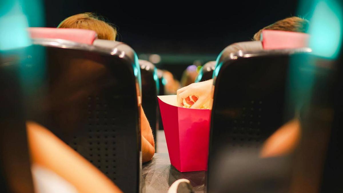 Varias personas en una sala de cine.