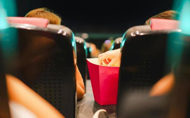 Varias personas en una sala de cine.