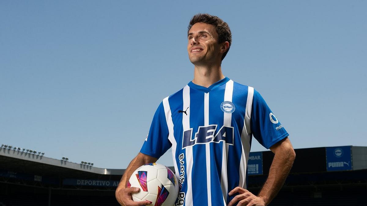 Ander Guevara, este martes con la nueva indumentaria del Alavés. / DEPORTIVO ALAVÉS