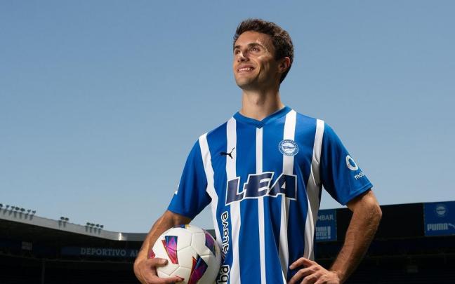 Ander Guevara, este martes con la nueva indumentaria del Alavés. / DEPORTIVO ALAVÉS