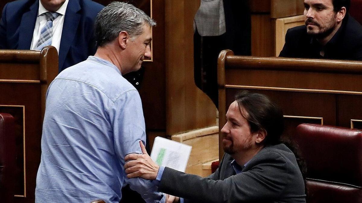 Oskar Matute pasa al lado del escaño de Pablo Iglesias durante la etapa de este último en el Congreso de los Diputados