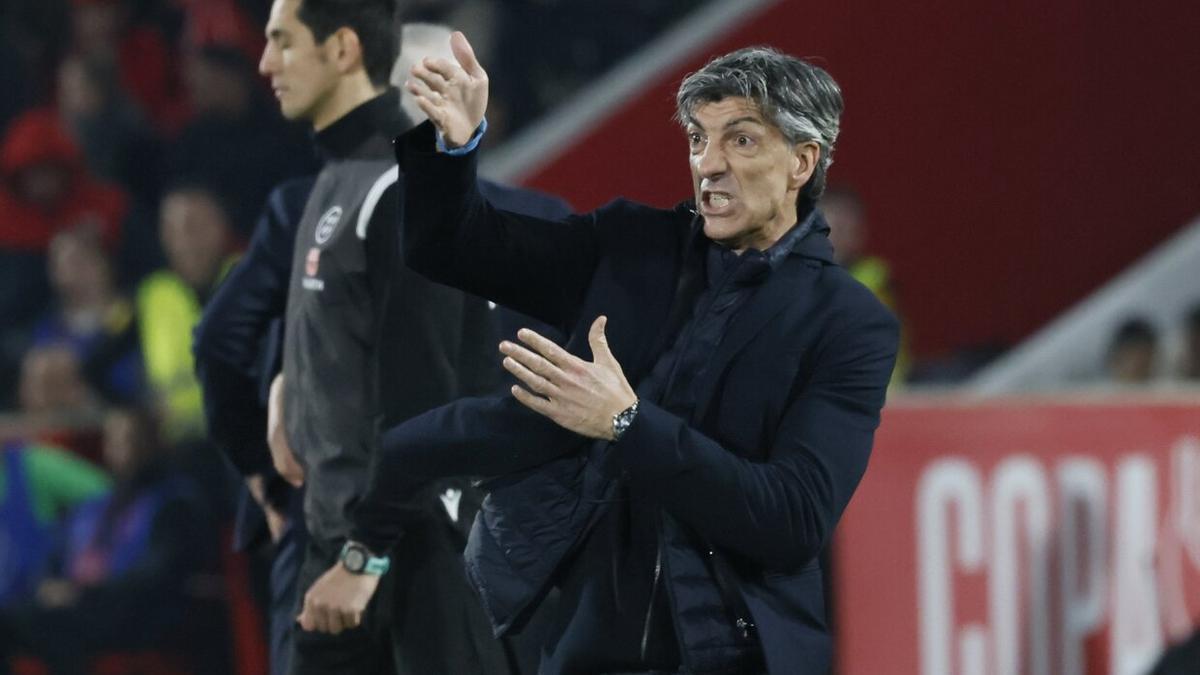 Imanol Alguacil da instrucciones a sus futbolistas durante el partido de este martes. / CATI CLADERA