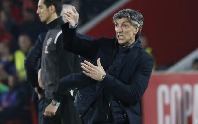 Imanol Alguacil da instrucciones a sus futbolistas durante el partido de este martes. / CATI CLADERA