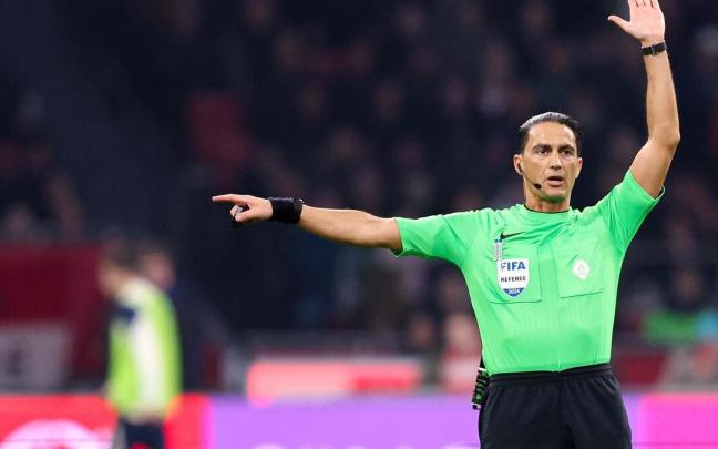 Serdar Gözübüyük, en un partido internacional. / N.G.