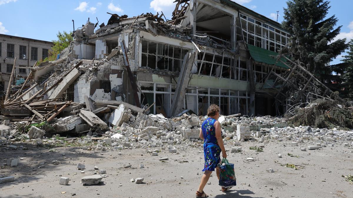 Una mujer pasa junto a un edificio destruido en Lugansk, en una imagen de archivo.