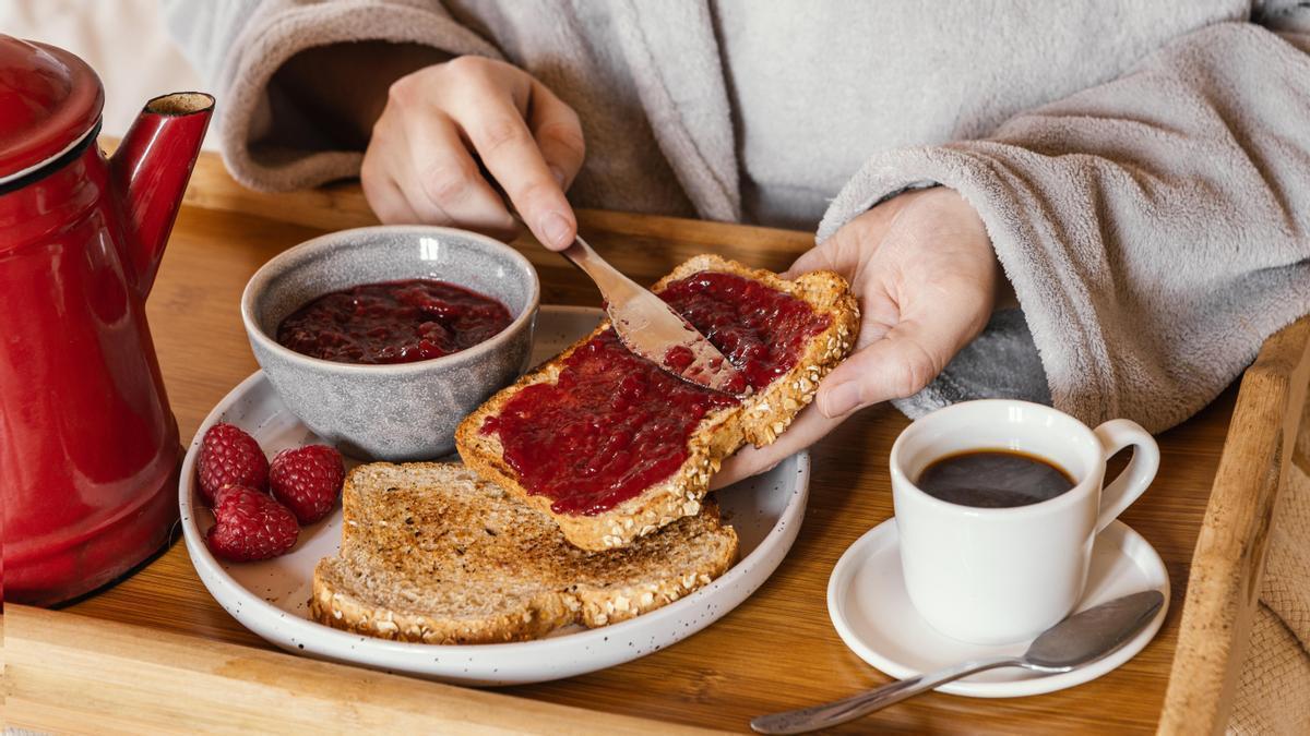 El pan tostado es uno de los alimentos más comunes en los desayunos y meriendas