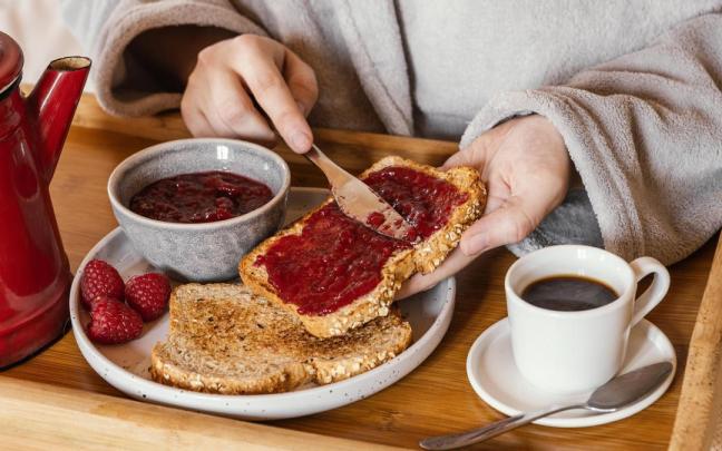 El pan tostado es uno de los alimentos más comunes en los desayunos y meriendas