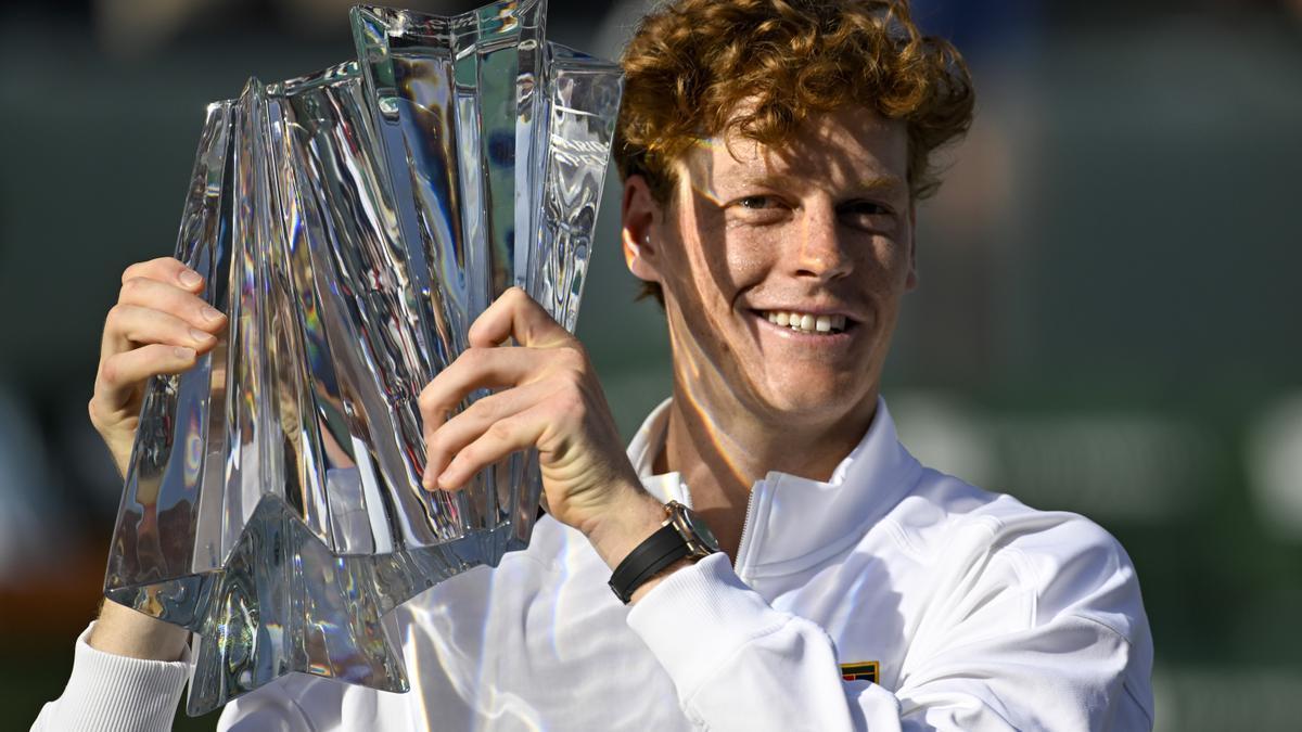 Jannik Sinner con el trofeo de Indian Wells.