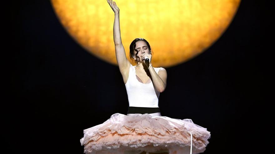 Rosalía bailó ballet durante su recital en Francia.