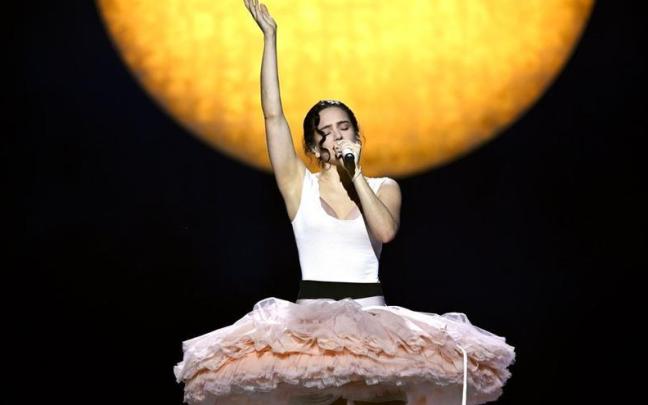 Rosalía bailó ballet durante su recital en Francia.