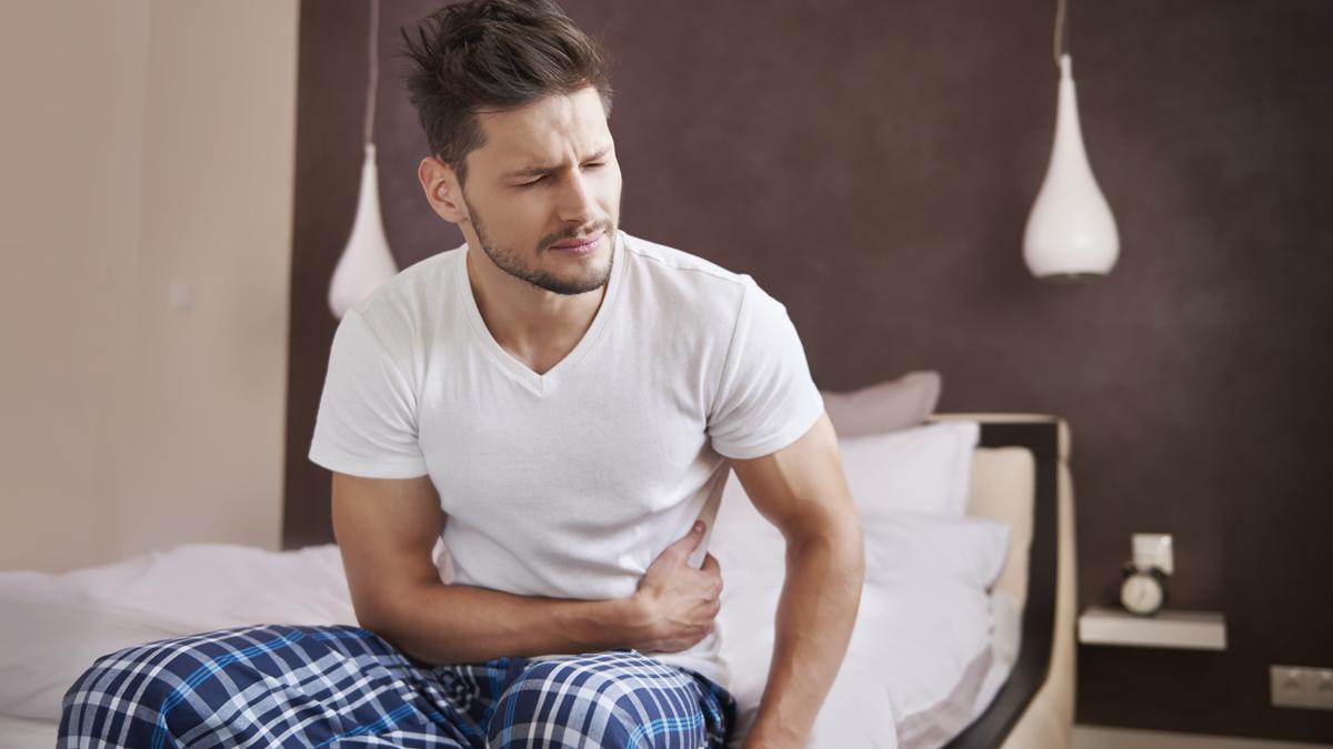 Hombre con malestar intestinal.