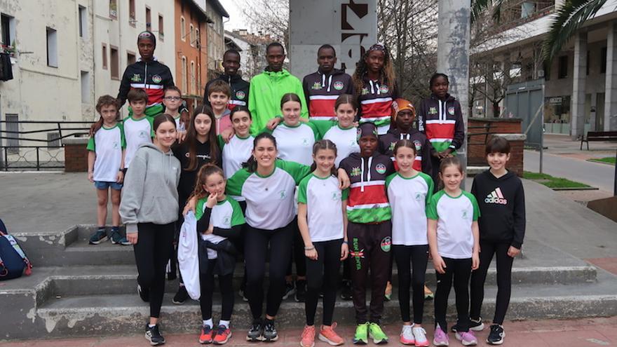 Los atletas keniatas, con los niños de Urretxu y Zumarraga.