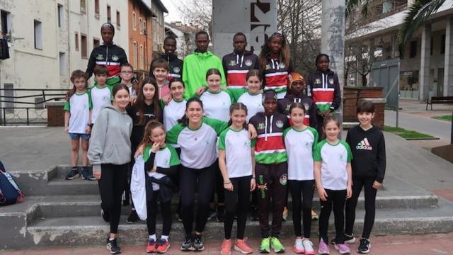 Los atletas keniatas, con los niños de Urretxu y Zumarraga.