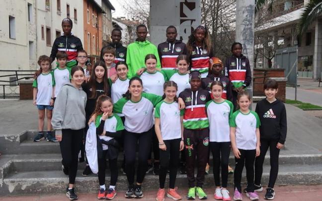 Los atletas keniatas, con los niños de Urretxu y Zumarraga.