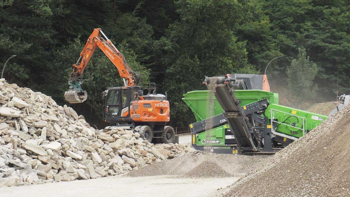 Punto de revalorización de hormigón y restos de obra para su futura comercialización.