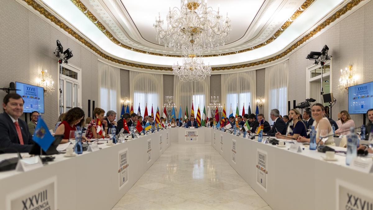 Los presidentes de las 17 comunidades autónomas en el encuentro celebrado en Barcelona