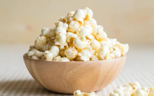 Un bol con palomitas de maíz.