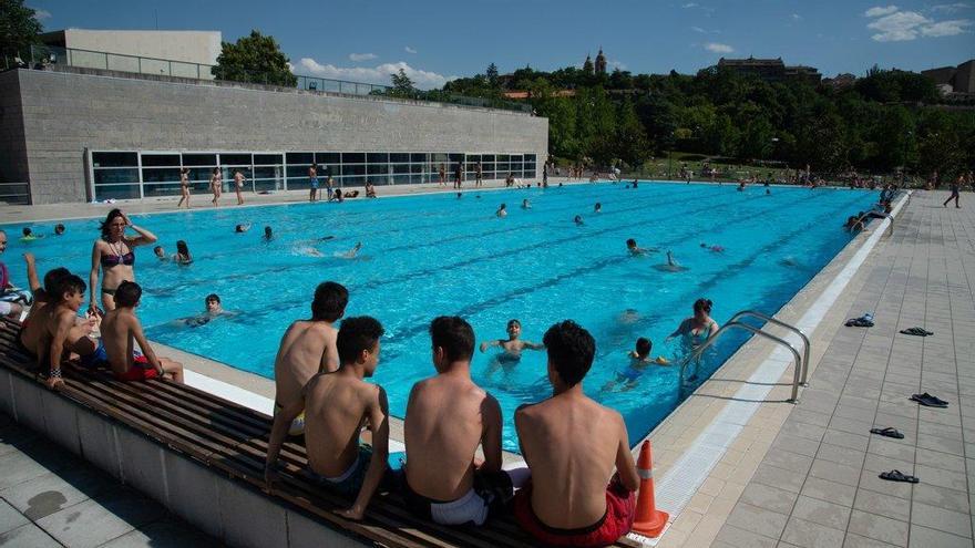 Un grupo de usuarios, en la piscina de Aranzadi.