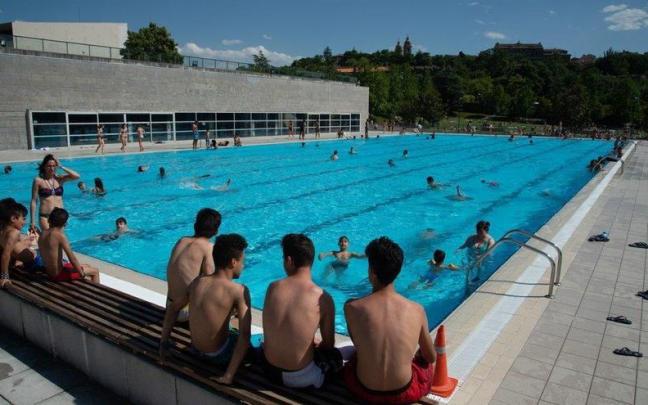 Un grupo de usuarios, en la piscina de Aranzadi. Un grupo de usuarios, en la piscina de Aranzadi.