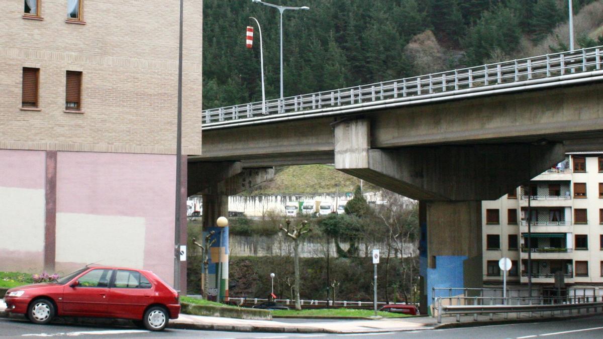 Ugao trabaja en recuperar el espacio urbano bajo el viaducto de Bide Zahar