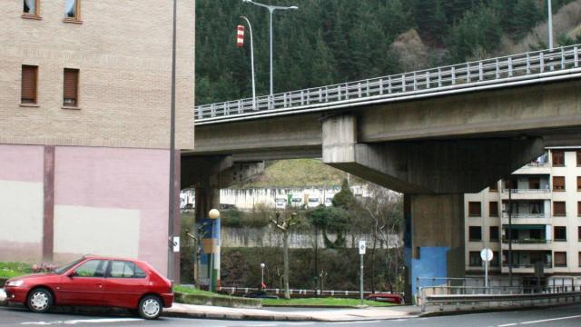 Ugao trabaja en recuperar el espacio urbano bajo el viaducto de Bide Zahar