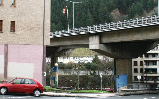 Ugao trabaja en recuperar el espacio urbano bajo el viaducto de Bide Zahar