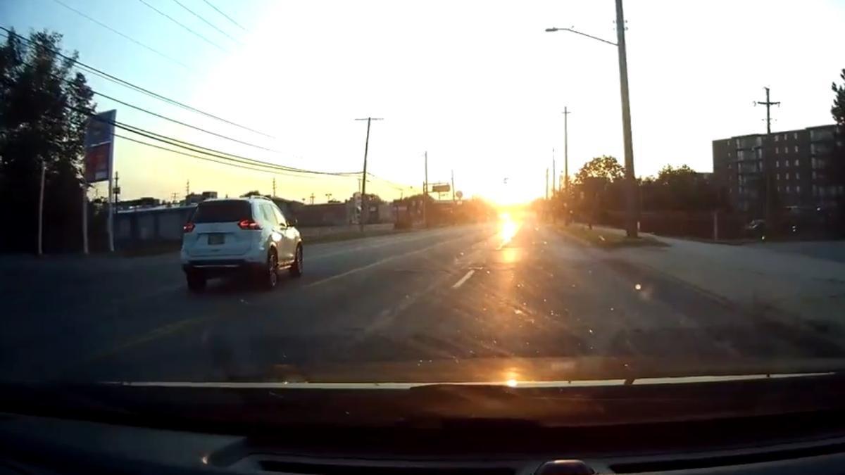 El coche, con la niña al volante, invadiendo carril de sentido contrario.