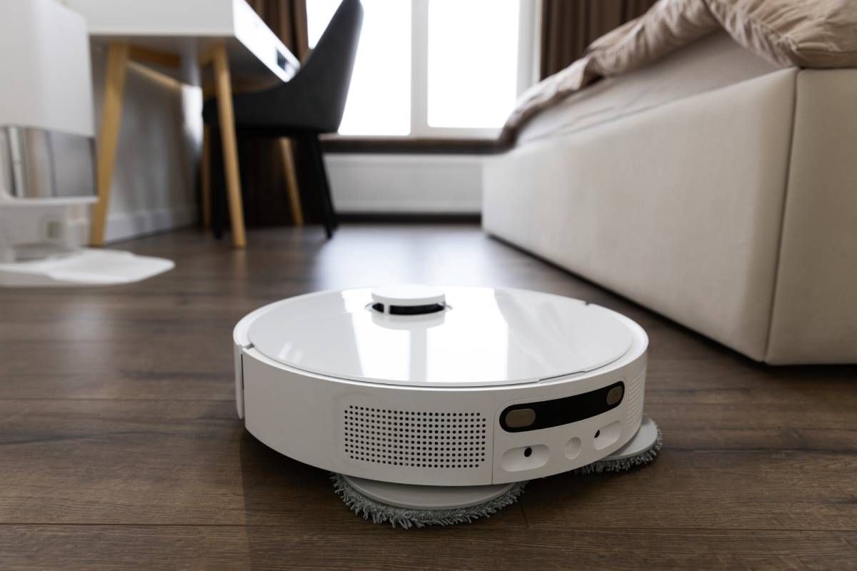 Robot aspirador en una habitación.