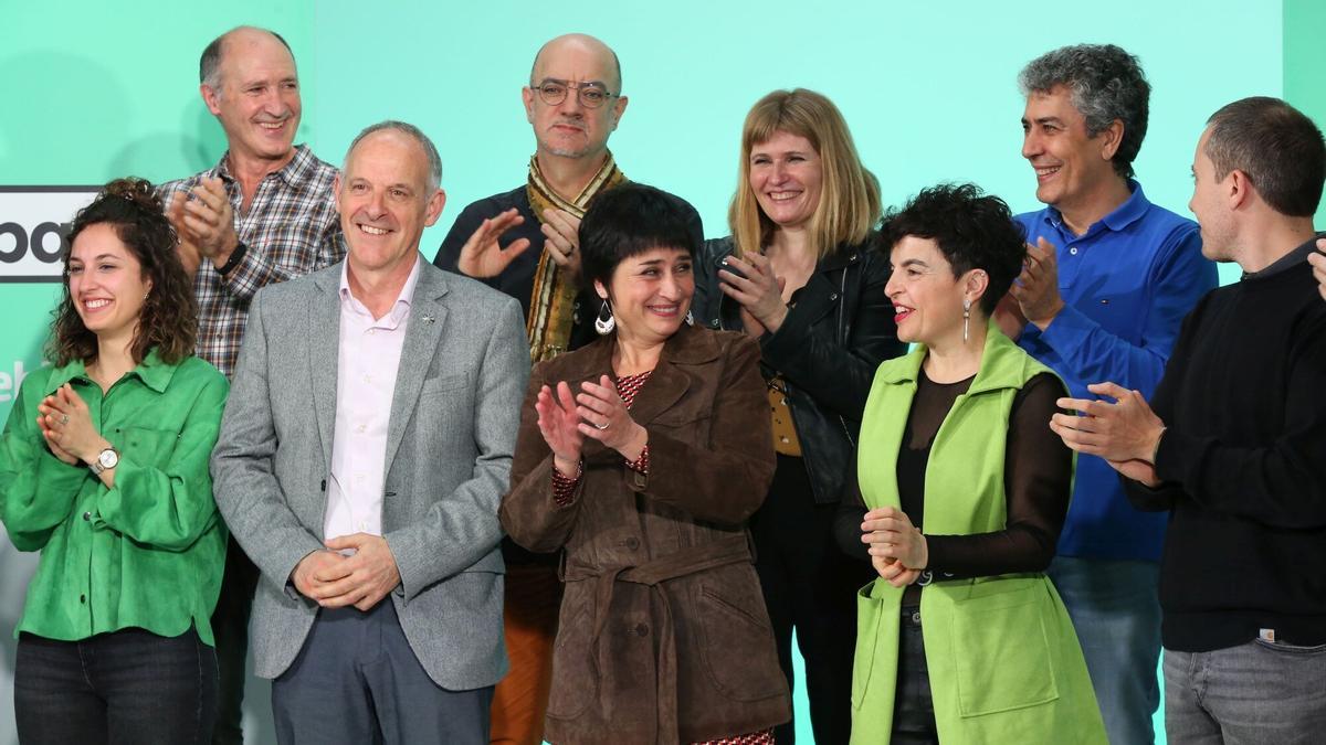 Laura Aznal, en el centro de la imagen, cabeza de lista de la formación abertzale.