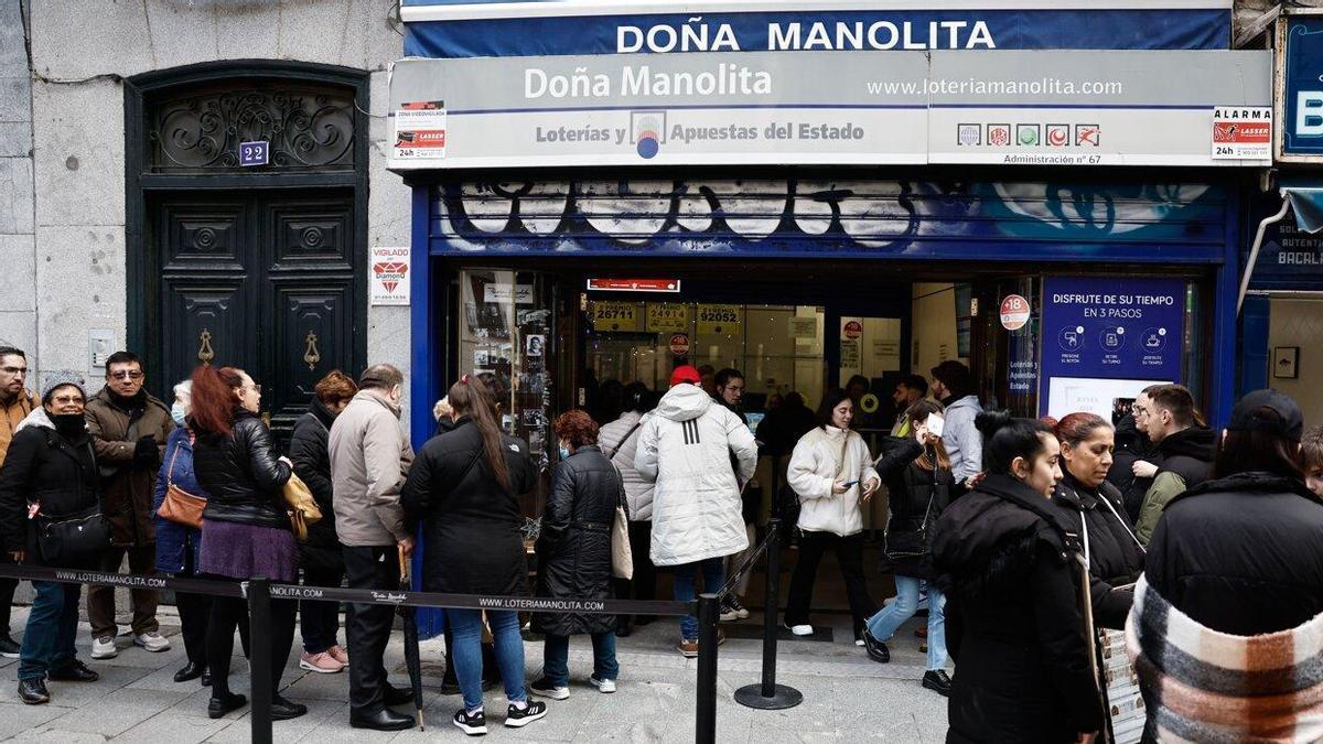 Largas colas frente a la céntrica administración de lotería de Doña Manolita en Madrid.