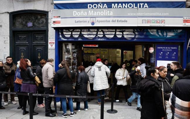Largas colas frente a la céntrica administración de lotería de Doña Manolita en Madrid. Largas colas frente a la céntrica administración de lotería de Doña Manolita en Madrid.